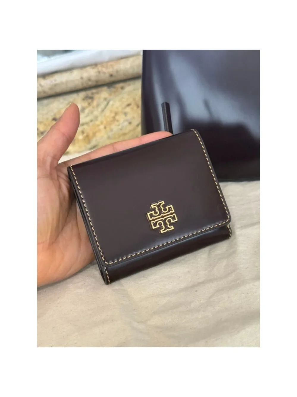 New tory burch BRITTEN SMOOTH COMPACT WALLET TEMPRANILLO